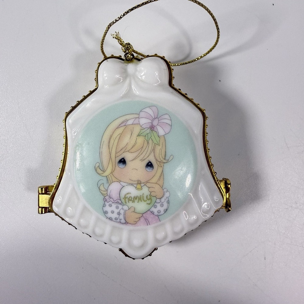 Precious Moment Family Locket Ornament Photo Frame 2001 #887021